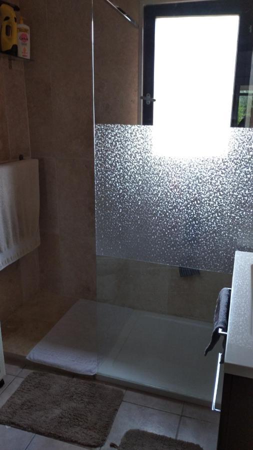 Philippe & Marie, A Louer Petite Chambre Chez L'Habitant Avec Terrasse Dans Villa, Au Pied Du Luberon Кюкюрон Екстериор снимка